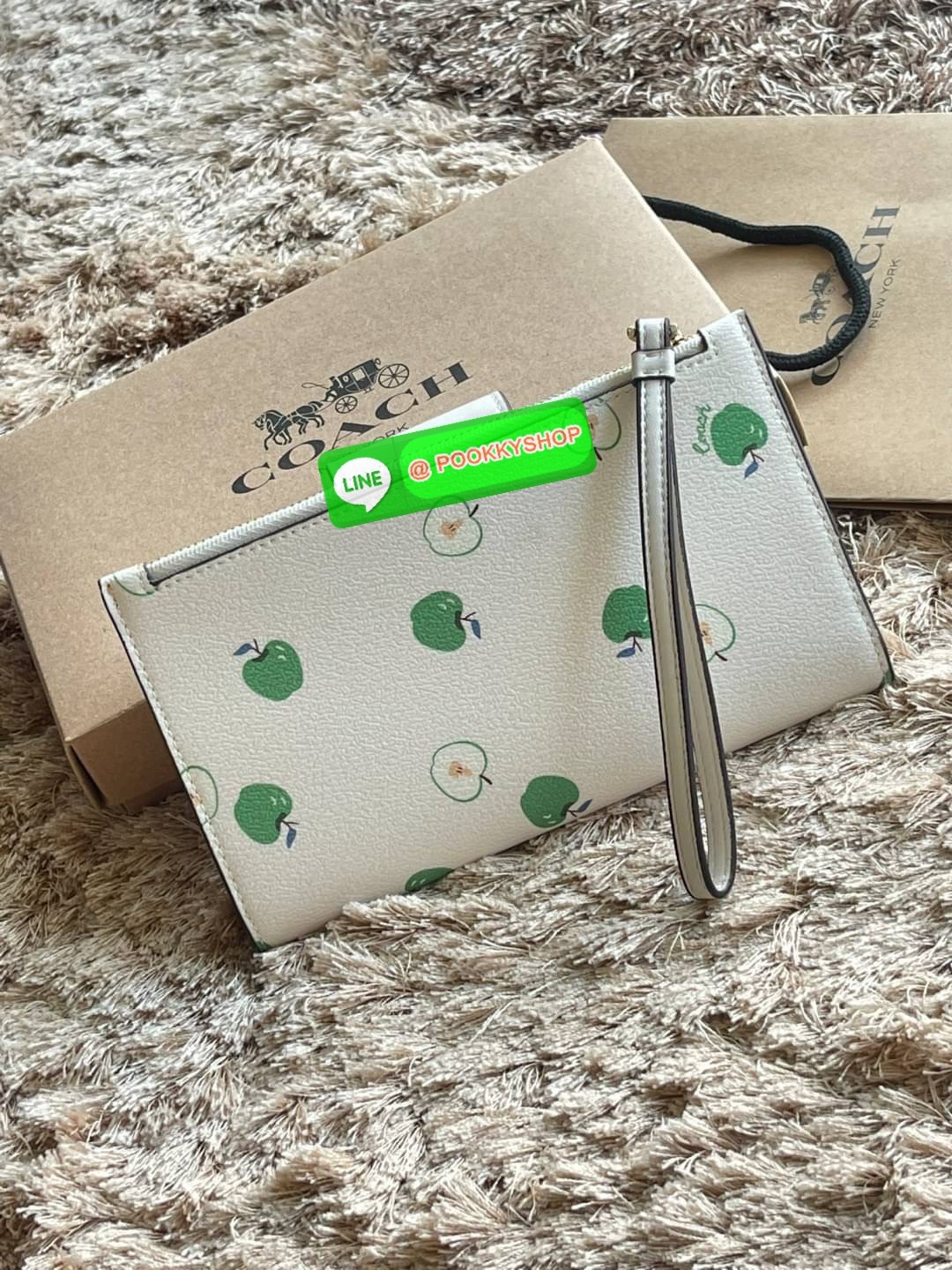 COACH TECH WALLET IN SIGNATURE CANVAS อีกหนึ่ง collection ของกระเป๋าสตางค์ที่ดีไซน์ทันสมัยให้ใช้งานได้แบบครบครัน เป็นกระเป๋าสตางค์ ที่มีช่องสำหรับใส่โทรศัพท์มือถือ ธนบัตร เหรียญ และบัตรต่าง ๆ ใช้งานแบบ2ด้าน เพิ่มความสะดวกสบายด้วยสายคล้องมือ ช่วยให้พกไปไหน