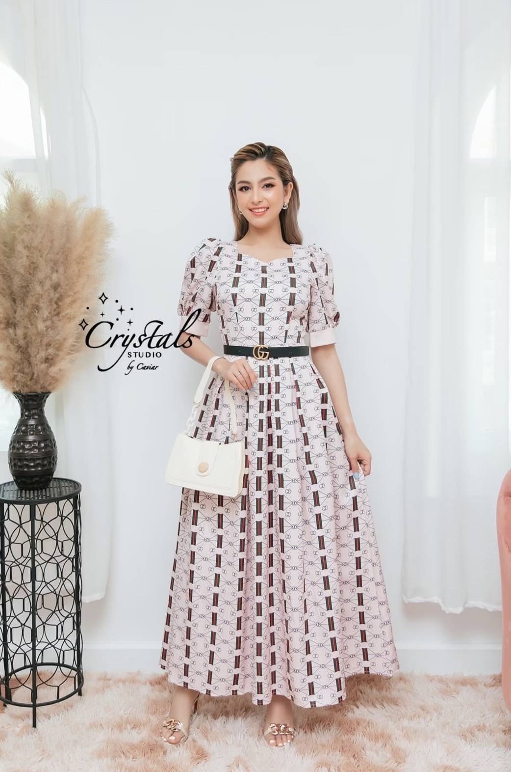 เป็นชุดที่บอกเลยว่าใส่ได้หลากหลายโอกาสแน่นอนค่ะ กับงานเดรสคอเหลี่ยม แขนตุ้กตา ช่วงเอวเก็บทรงสวย กระโปรงยาวเย็บจับจีบใหญ่รอบตัว จัดพร้อมเข็มขัดGCหัวสีทองตามรูป ด้วยดีเทลและคัตติ้งสุดพรีเมียม เนื้อผ้าพิมพ์ลายที่เป็นแบบเฉพาะจากเรา รับรองว่าไม่ซ้ำใครแน่นอน สี