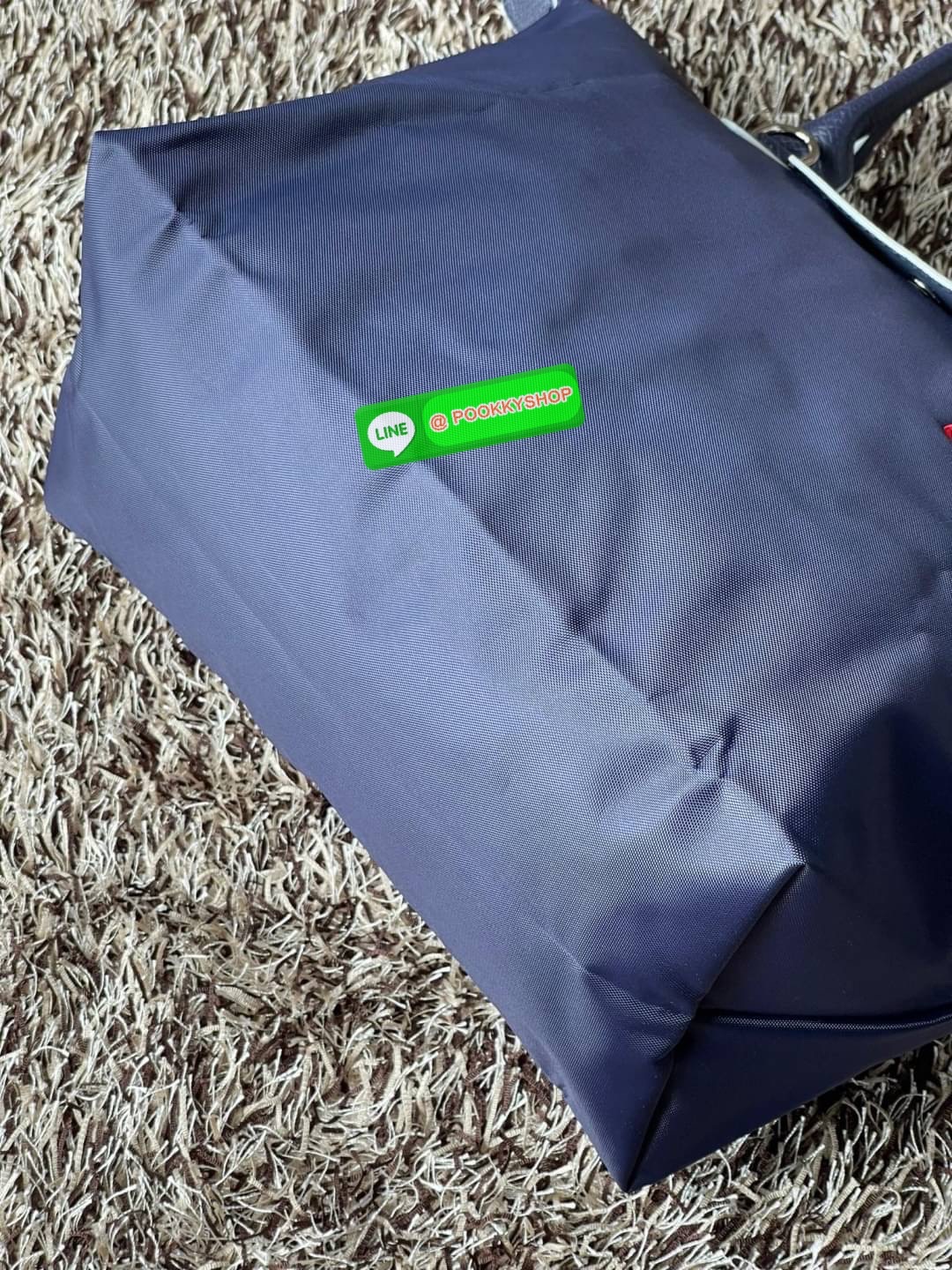 💕LONGCHAMP LE PLIAGE TRES PARIS SHOULDER BAG กระเป๋าโท้ทใบนี้ดึงดูดใจคุณด้วยรูปทรงมินิมอลและปริมาตรที่เพียงพอซึ่งสามารถเก็บเอกสารหรือแล็ปท็อปทั้งหมดของคุณได้อย่างง่ายดาย สายคล้องไหล่มีความยาวช่วยให้คุณสะพายได้อย่างสบาย ขณะที่การปิดด้วยซิปช่วยให้มั