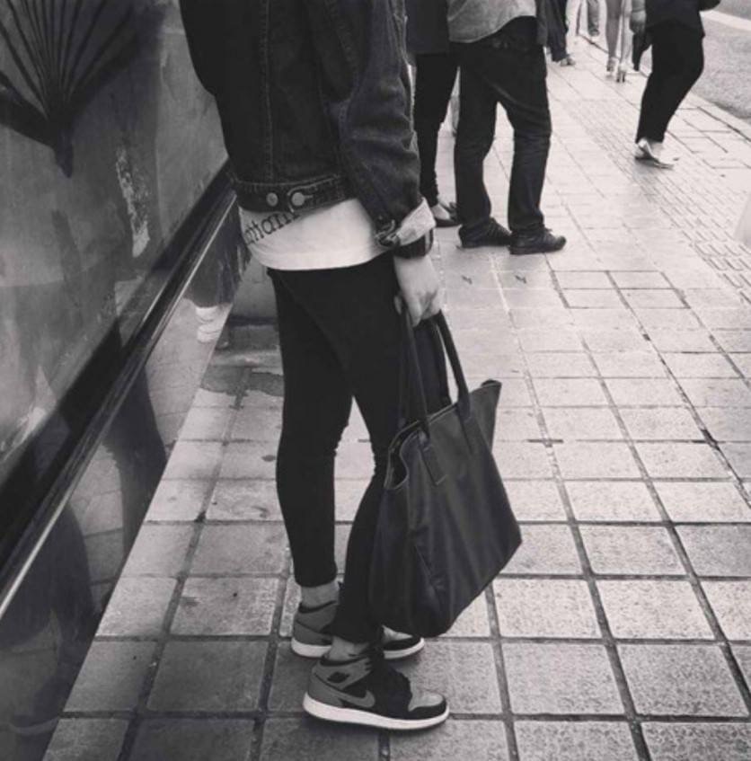 Best Seller! Givenchy Black Soft Leather Shoulder Handbags (Limited edition) กระเป๋าถือหรือสะพายพรีเมี่ยมของเเท้จาก "Givenchy Perfume Counter" วัสดุหนังนิ่มเรียบสีดำด้านหน้าปั้มโลโก้แบรนด์ GV ภายใน Polyester 100% สีดำสกรีนโลโก้สวยดูดี เปิดปิดด้ว