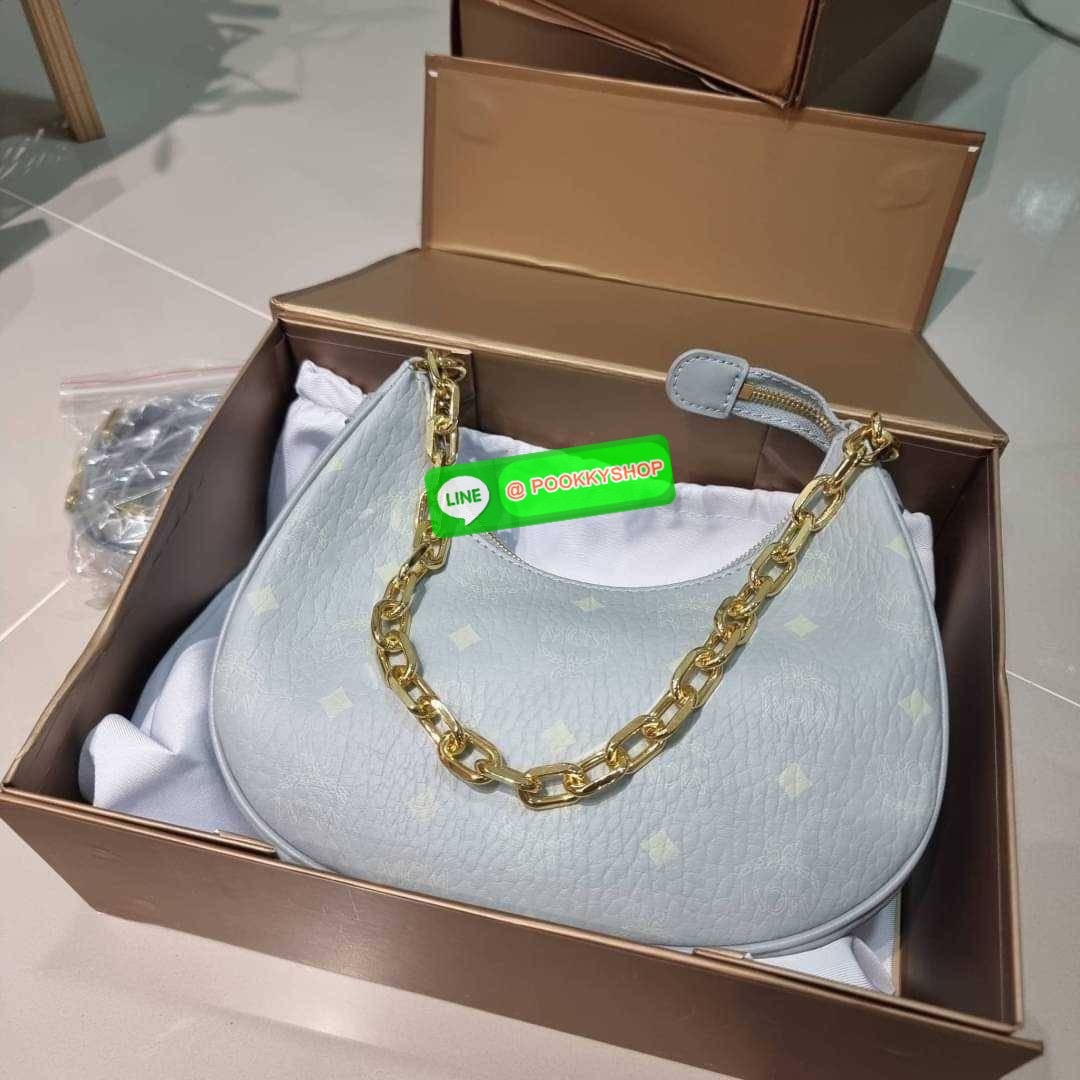 MCM AREN CRESCENT HOBO IN VISETOS ใหม่ล่าสุดก่อนใคร สวยได้ไม่ต้องรอ กับคอลใหม่ลุคลูกคุณ รูปทรง half moon ยอดฮิต ตอบโจทย์ได้ทุกลุค ทุกไลฟ์สไตล์ ใช้งานได้ง่ายคล่องตัว กับกระเป๋าสะพายข้าง ที่มาพร้อมสายโซ่คล้องด้านหน้า และสายหนังครอสบอดี้ ปรับเปลี่ยนการใช้งาน