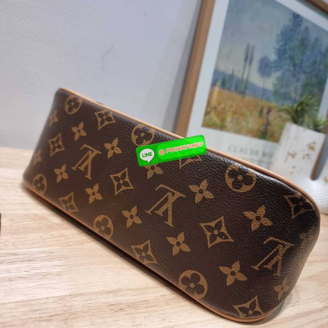 LV boulogne bag กระเป๋าสะพาย ดีไซน์คลาสสิครุ่นสุดปัง ขนาดกำลังดี ใช้งานได้สะดวกคล่องตัว วัสดุหนังแคนวาสทนทาน ปากกระเป๋ามีซิปเปิดปิด ภายในโล่งกว้าง ใส่ได้ทั้งกระเป๋าสตางค์ใบยาว มือถือ ของจำเป็นต่างๆ มาพร้อมสายสะพาย ปรับได้ตามชอบ และสายโซ่คล้องไหล่อีกหนึ่งเ