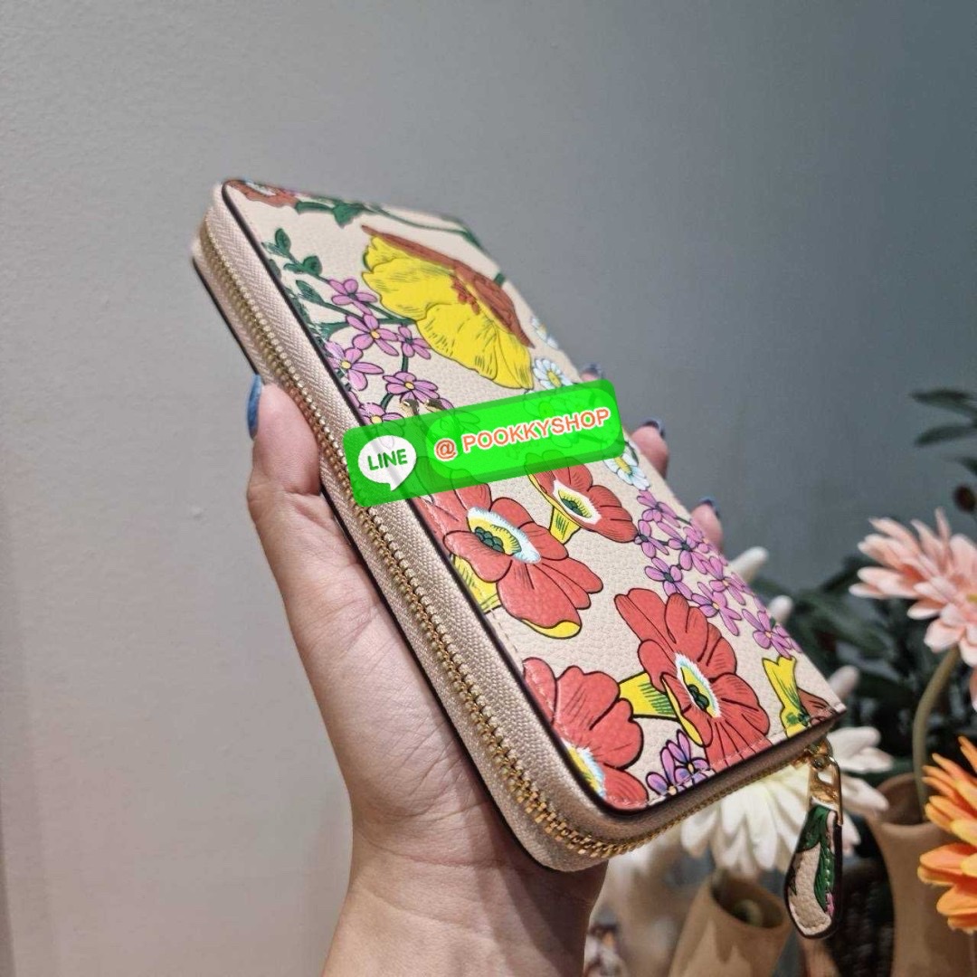🔆 Model COACH CJ373 LONG ZIP AROUND WALLET WITH FLORAL PRINT 🔆 Details กระเป๋าสตางค์ใบยาว คอลเลคชั่นใหม่ กับดีไซน์ใหม่ ลวดลายดอกไม้สดใสรอบใบโดดเด่น สะดวกใช้งานและขนาดกำลังเหมาะมือมากๆ รูดใช้งานด้วยซิปรอบใบ ภายในแบ่งสัดส่วนไว้อย่างดี มีทั้ง