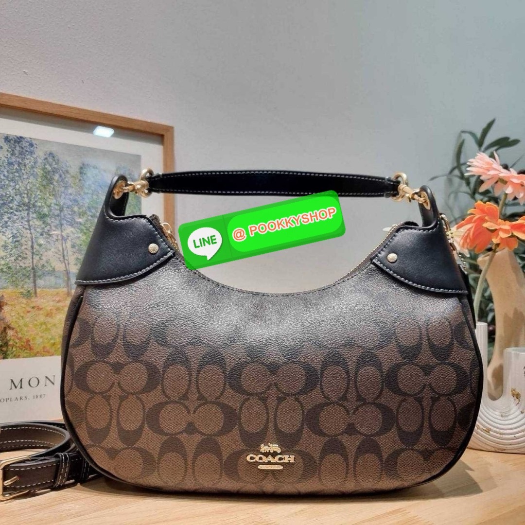 COACH CI791 MARA HOBO IN SIGNATURE CANVAS 🔆 Details รุ่นใหม่ พร้อมสีใหม่ก่อนใคร กับกระเป๋าสะพายทรงโฮโบ ใบใหญ่จุใจ ดีไซน์ออกมาให้รูปทรงดูหรู สุดพิเศษที่มีสายสะพายมาให้ถึง 2 แบบ เป็นสายสั้นสำหรับสะพายไหล่ และสายยาวสำหรับสะพายข้าง สามารถสลับใช้ได้ตาม