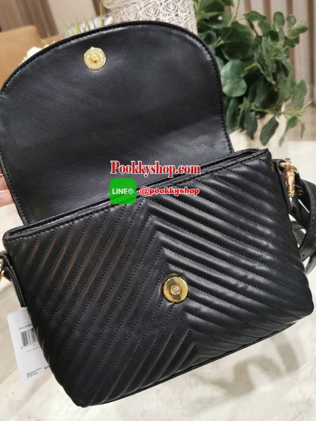 NEW! GUESS CROSSBODY BAG กระเป๋าสะพายรุ่นใหม่ล่าสุดดีไซน์คลาสสิควัสดุหนังนิ่มเดินเส้นลายตารางสวยอยู่ทรงด้านหน้าประดับโลโก้ GUESS เปิดปิดด้วยฝาปิดกระดุมแม่เหล็กประดับด้วยพู่หนัง ภายในมีโลโก้และช่องซิป กว้างและจุใส่กระเป๋าสตางค์ มือถือ ของจุกจิกได้เยอะ สายส