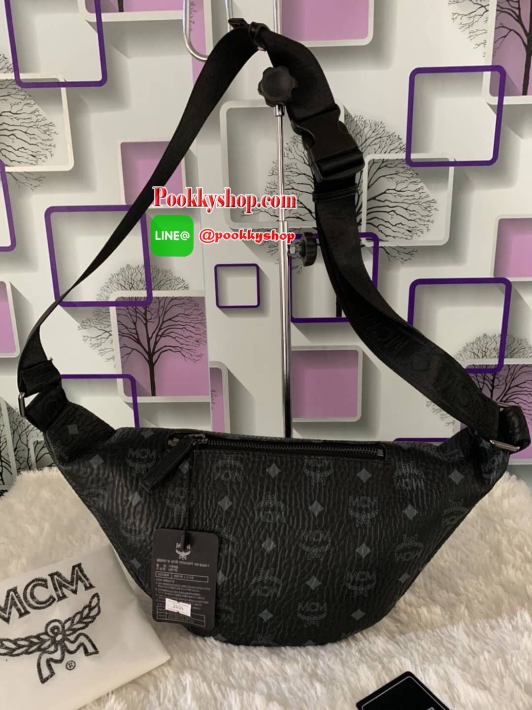 MCM Fursten ลาย Visetos กระเป๋าคาดอก/เอว ที่เข้ากับทุกไลฟ์สไตล์ จะคาดรอบเอวหรือพาดลำตัวก็ให้ลุคสตรีทแบบทันสมัย วัสดุหนังสังเคราะห์เคลือบผิวลาย Visetos หนังดีมากๆ ค่ะเปิด-ปิดด้วยซิป 2 ทาง ด้านหลังมีช่องซิปยาว 1 ซิป ด้านในโล่งกว้าง และมีช่องสำหรับเก็บของจุก