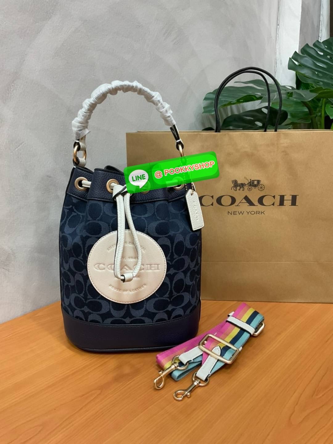New arrival! 🌈น้องใหม่ล่าสุด สวยหรู ดูดีมากๆค่ะ! COACH DEMPSEY DRAWSTRING BUCKET BAG ((C4100//C4102)) พร้อมส่งที่ไทยค่ะ! กระเป๋าทรงขนมจีบ หนังแท้นิ่มสวยมากๆค่ะ จุดเด่นด้านหน้าปั้มโลโก้แบรนด์ ปากกระเป๋าแบบหูรูดใช้งานง่าย ภายในสามารถใส่ของจำเป็นในชี