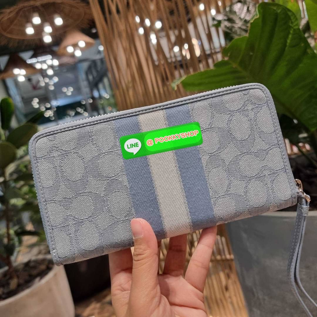COACH C9073 DEMPSEY LARGE PHONE WALLET IN SIGNATURE JACQUARD WITH STRIPE AND COACH PATCH พร้อมเสิร์ฟความเลิศหรู กับคอลใหม่ล่าสุด กระเป๋าสตางค์ใบยาวกึ่งคล้องมือ สีสุดละมุน ถือใช้คือขับผิวสุด!! วัสดุผ้า jacquard สลับหนัง pepble มาพร้อมสายคล้องมือในตัว กันหล