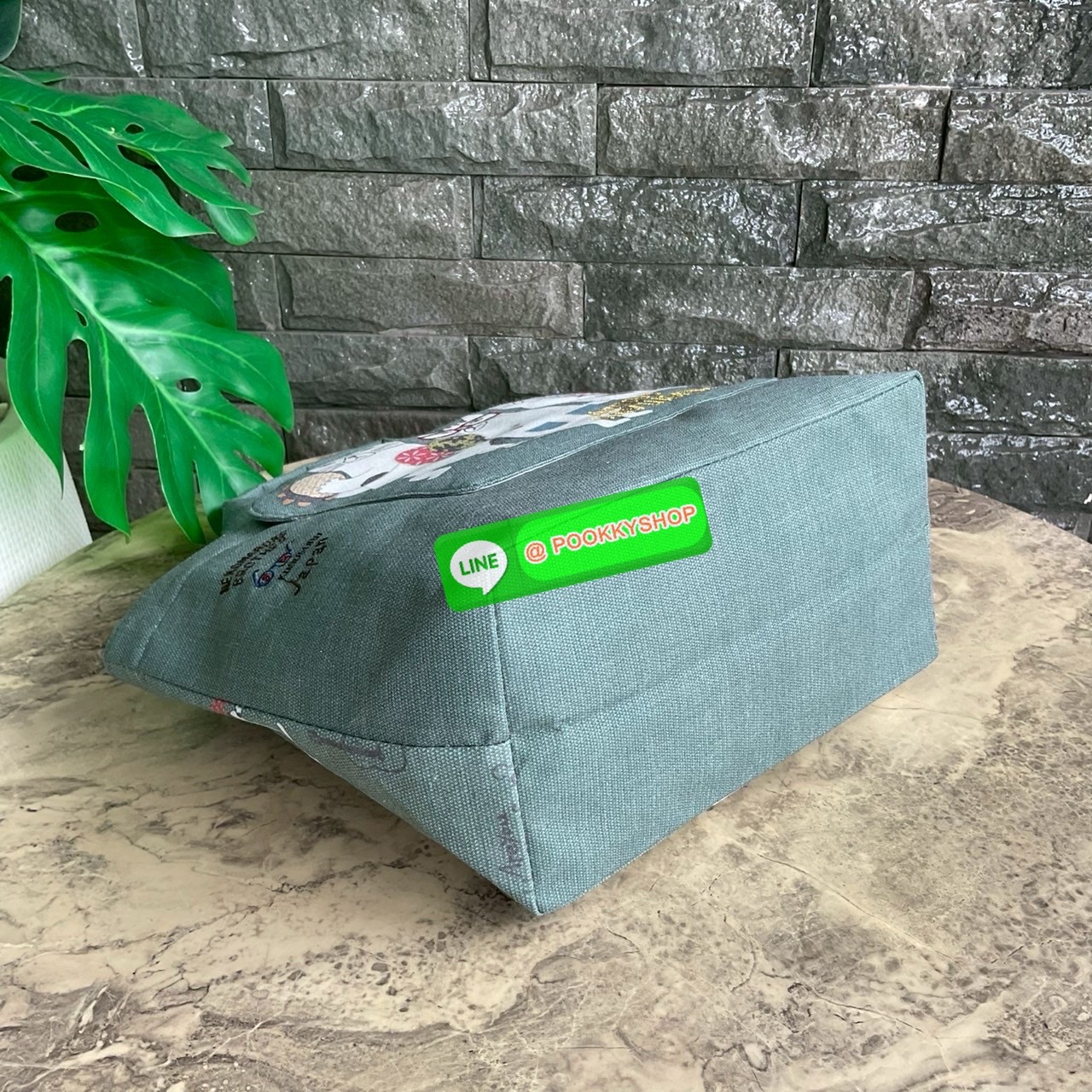 กระเป๋าถือ คล้องแขน ทรงโท้ทสุดเก๋และน่ารัก Nekomaruke Hamipoke Bag จาก Kusguru Japan กระเป๋าโท้ทสุดน่ารักใบนี้เหมาะสำหรับผู้หญิง และเป็นไอเทมใหม่ในคอลเลกชันฤดูใบไม้ผลิ/ฤดูร้อน 2025