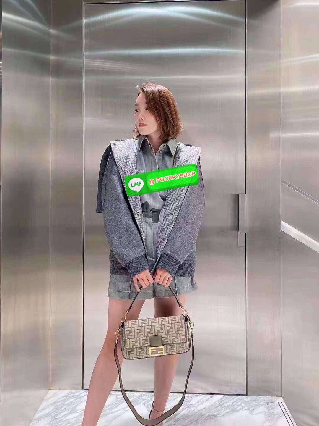 New Arrivals!!! Fendi Baguette Dark Gray FF Tapestry Fabric Bag กระเป๋าทรง Baguette ขนาดกลาง วัสดุผ้าเซนิล พร้อมลวดลาย FF สีเทาเข้ม ปิดท้ายด้วยรายละเอียดหนังแบบทูโทนและประดับด้วยตัวล็อค FF โดดเด่นด้วยฝาปิดด้านหน้าตัวล็อคแม่เหล็กช่องด้านในบุด้วยผ้าหนังกลับ