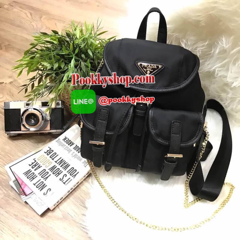 Don't Miss! PRADA MINI BACKPACK WITH POCKET Gift With Purchase Limited Edition พรีเมี่ยมกิ้ฟจากเคาน์เตอร์แบรนด์วัสดุ Nylon เนื้อหนาคุณภาพดีตามแบบฉบับของแบรนด์ ขนาดกำลังน่ารักด้านหน้ามีโลโก้แบรนด์ มี Pocket หน้า2ช่อง หัวซิปและอะไหล่ปั้มแบรนด์ เปิดปิดด