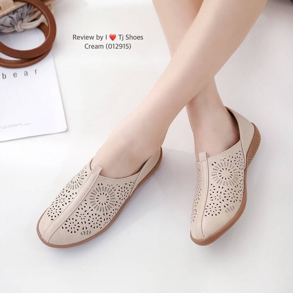 พร้อมส่งรองเท้าเพื่อสุขภาพ ที่ทั่งเกร๋ทั้งน่ารักสุดๆ รองเท้ารุ่นนี้เป็นงานสั่งทำพิเศษ หนังนิ้มนิ่ม ฉลุลายน่ารักๆ มีรูระบายอากาศใส่แล้วเท้าไม่อับ น้ำหนักเบา ใส่นุ่มเดินทั้งวันได้สบายมากๆ ส้นยางเกรดพรีเมี่ยมอย่างดี แมทกับชุดอะไรก็เกร๋ เป็นรุ่นแนะนำ ซื้อไปรั