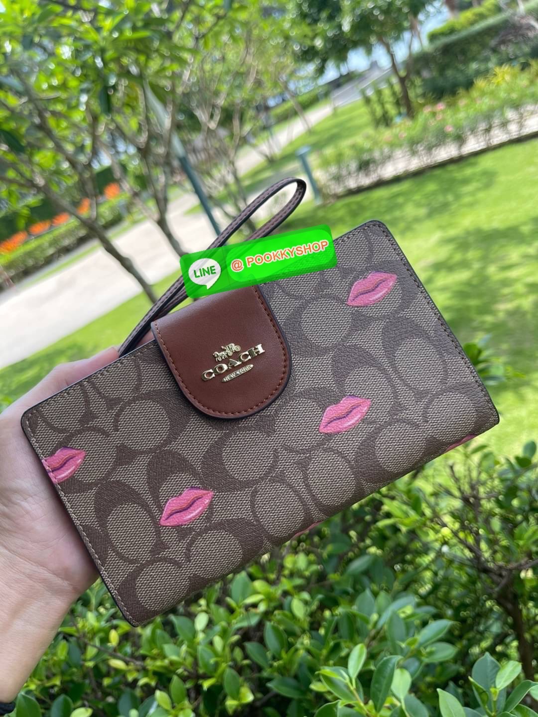 COACH TECH WALLET IN SIGNATURE CANVAS อีกหนึ่ง collection ของกระเป๋าสตางค์ที่ดีไซน์ทันสมัยให้ใช้งานได้แบบครบครัน เป็นกระเป๋าสตางค์ ที่มีช่องสำหรับใส่โทรศัพท์มือถือ ธนบัตร เหรียญ และบัตรต่าง ๆ ใช้งานแบบ2ด้าน เพิ่มความสะดวกสบายด้วยสายคล้องมือ ช่วยให้พกไปไหน