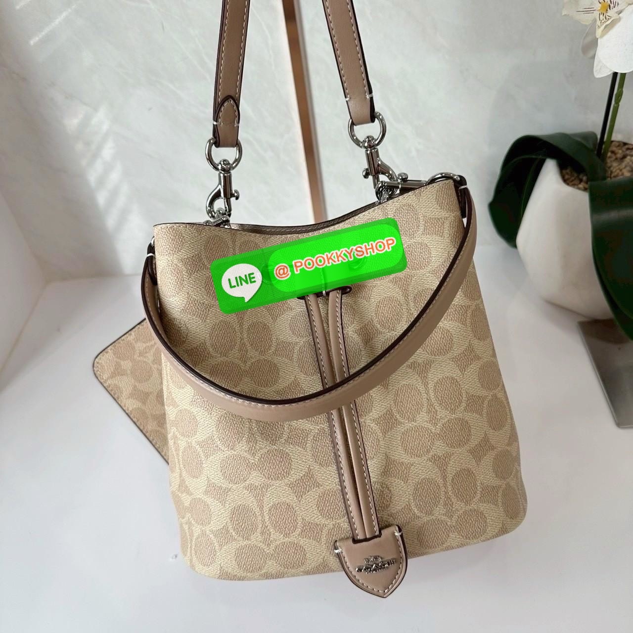 Coach Roan Bucket Bag Signature Canvas CBH07 กระเป๋าทรงบัคเก็ตใบเก๋ ดีไซน์คลาสสิก ลายซิกเนเจอร์สุดฮิต ใส่ได้ทุกโอกาส มาพร้อมสายสะพายปรับได้ ถอดได้ ใช้งานได้ทั้งสะพายไหล่ / crossbody / handheld