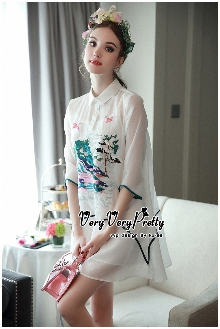 Luxurious White Silk Embroidered Shirt Dress เดรสเชิตงานปักสไตล์วินเทจสวยมากค่ะ งานคอเชิตทรงปล่อยแขนสามส่วน เพิ่มลวดลายให้สวยหรูด้วยงานปักพร้อมเย็บเกล็ดสีเพิ่มความวิ้งสวยให้กับงานปักด้วยนะคะ ตัดต่อผ้าสีดำตัดขอบให้กับแขนและช่วยลำตัวของเดรส เนื้อผ้าซีลล์ผสม