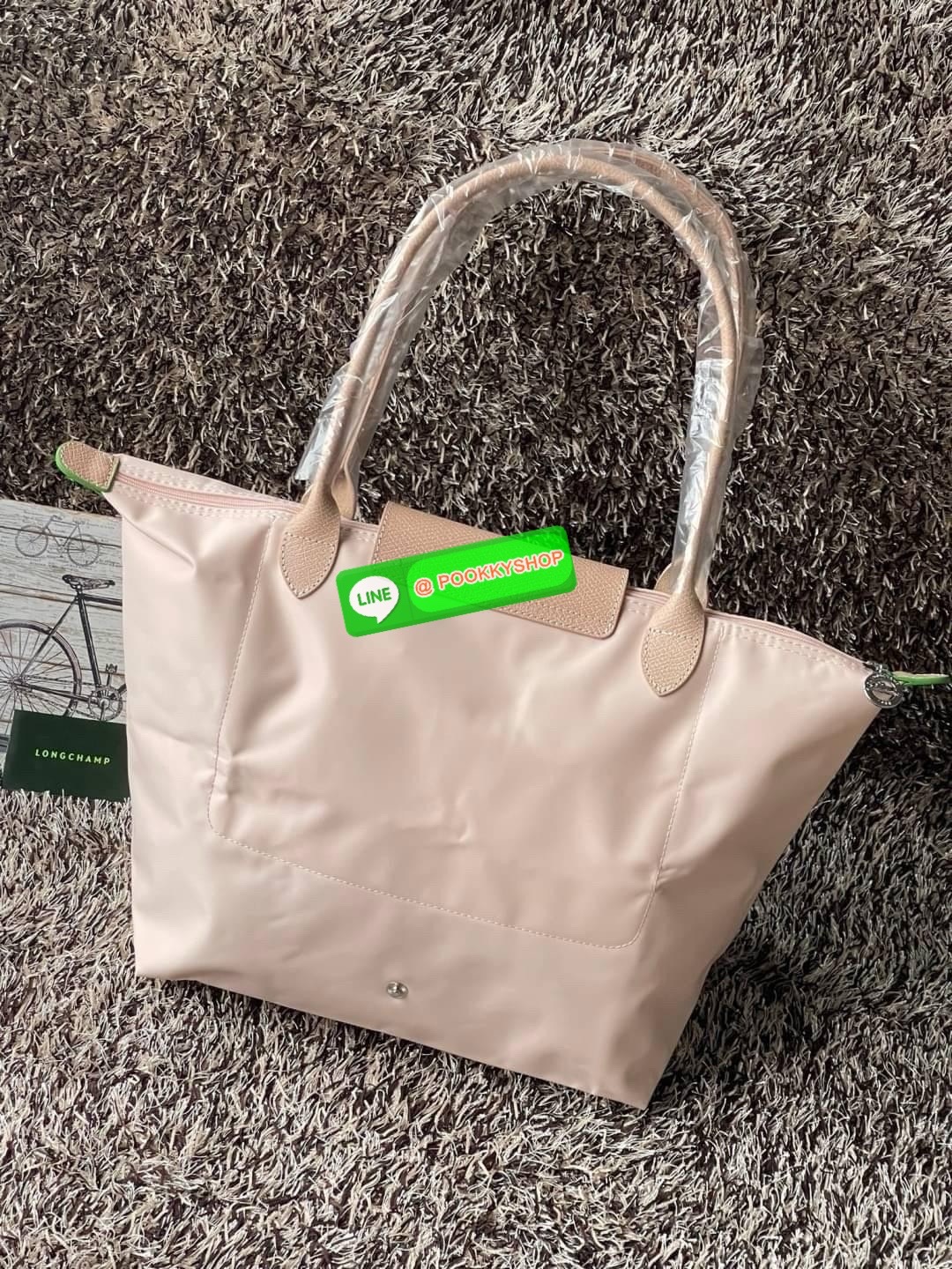 LONGCHAMP LE PLIAGE GREEN Shoulder bag L กระเป๋าโท้ทใบนี้ดึงดูดใจคุณด้วยรูปทรงมินิมอลและปริมาตรที่เพียงพอซึ่งสามารถเก็บเอกสารหรือแล็ปท็อปทั้งหมดของคุณได้อย่างง่ายดาย ด้ามยาวช่วยให้คุณสวมใส่ได้อย่างสบายบนไหล่ ขณะที่การปิดด้วยซิปช่วยให้มั่นใจได้ว่าสิ่งของทั