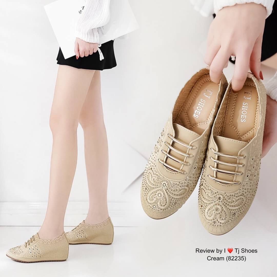 พร้อมส่งรองเท้าเพื่อสุขภาพ ที่ทั่งเกร๋ทั้งน่ารักสุดๆ รองเท้ารุ่นนี้เป็นงานสั่งทำพิเศษ น้ำหนักเบา แถมพื้นบุนิ่มใส่นุ่มเดินทั้งวันได้สบายมากๆ แมทกับชุดอะไรก็เกร๋ก็น่ารัก ของจริงสวยมาก สวยตรงปกแน่นอนเพราะรูปถ่ายจากสินค้าจริง เป็นรุ่นแนะนำ ซื้อไปรับรองไม่ผิดห