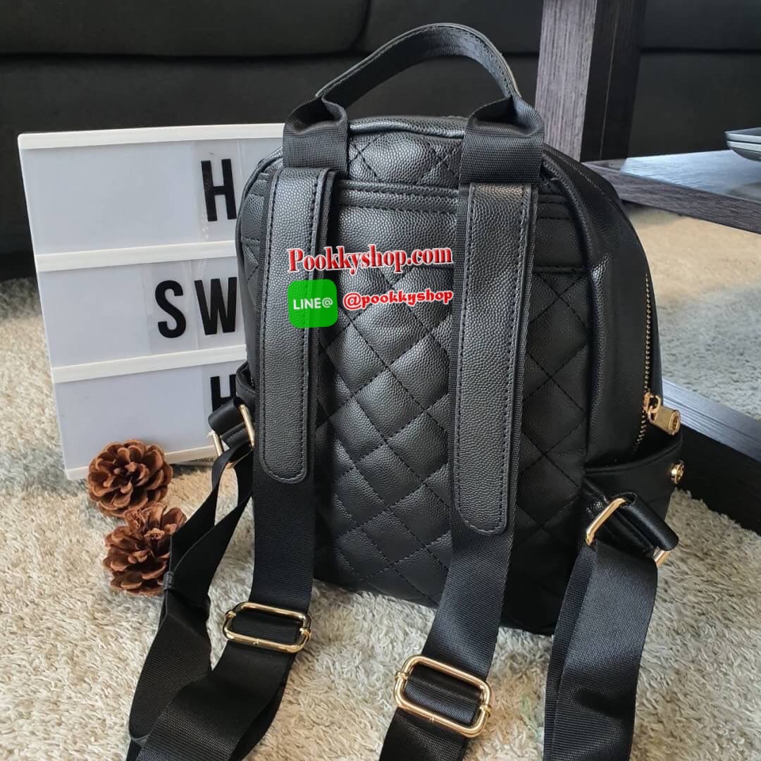 NEW ARRIVAL!! CHANEL CAVIER BACKPACK VIP GIFT BAG จากเคาร์เตอร์ต่างประเทศ วัสดุหนังพียูพรีเมี่ยมลายคาเวียร์ คุณภาพดี แข็งแรง ทนทาน กันน้ำได้ ขนาดไซส์เอ็ม กำลังน่ารัก ด้านหน้ามีช่องซิปใส่ของ เปิดปิดด้วยที่ห้อยซิป CC แบรนด์ ด้านในช่องใหญ่บุด้วยผ้าซับใน มีช่