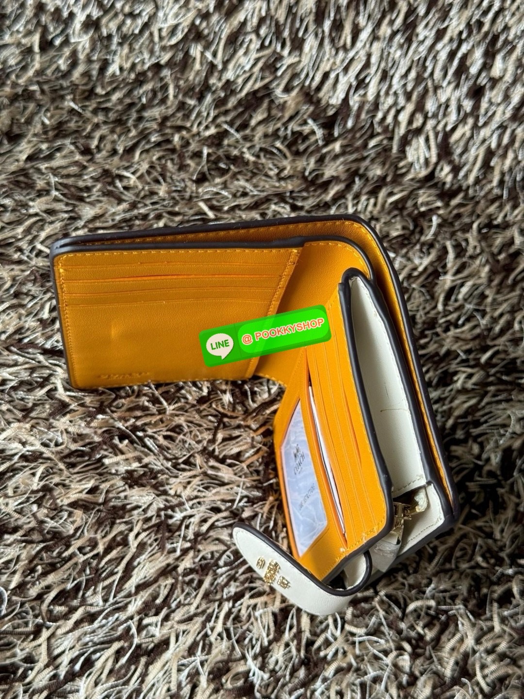 COACH MEDIUM CORNER ZIP WALLET IN SIGNATURE CANVAS กระเป๋าสตางค์ขนาดกลางที่ถือว่าเป็นไอเทม Must Have ของทุกเพศทุกวัยที่ต้องพกติดตัวไว้ตลอดเวลา เพราะนอกจากจะช่วยจัดเก็บเงิน บัตรประชาชน บัตรเครดิตและต่าง ๆ ให้เป็นระเบียบเรียบร้อยยังต้องคำนึงถึงประโยชน์ใช้สอ