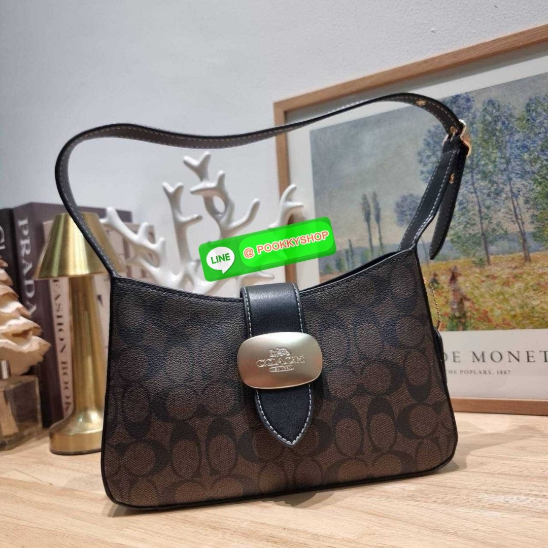 COACH CR533 ELIZA SHOULDER BAG 🔅 Details ใหม่ล่าสุด กระเป๋าสะพายไหล่ทรงโฮโบสุดหรู ดีไซน์โลโก้แบบใหม่และหรูหรายิ่งขึ้น คงความคลาสสิคและวินเทจ เปิด-ปิดด้วยสายคาดแบบกระดุมแม่เหล็ก ภายในเป็นช่องโล่ง แบ่งสัดส่วนไว้อย่างดี มีทั้งช่องใส่บัตร และช่องซิป ส