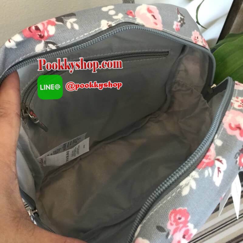 cath kidston Mini Backpack Bag กระเป๋าสะพายเป้รุ่นมินิ แบรนด์ดังสไตล์วินเทจสุดฮิต วัสดุ Canvas เคลือบกันน้ำสามารถเช็ดทำความสะอาดได้ เปิดปิดด้วยซิปสะดวกใช้ ด้านหน้าประดับโลโก้ cath Kidston พร้อมช่องซิปด้านนอกใส่กระเป๋าสตางค์ มือถือได้ ด้านในมีช่องซิป สามาร