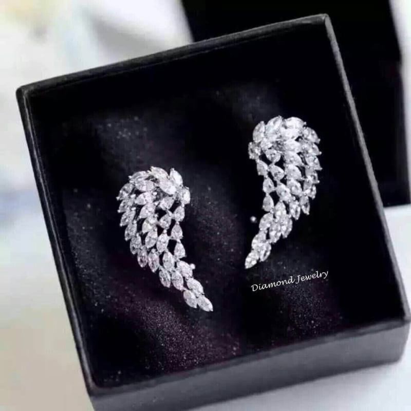 Best Seller Item !!!!! ต่างหูปีกนกเกี่ยวหู งาน APM Monaco งานตัวนี้เป็นงานโรงงานที่ผลิตเกรดดีที่สุดนะคะ ไม่ใช่โรงงานถูกที่ก๊อปมาอีกที รับประกันว่าเพชรวิ้งวาววับมากกที่สุดในสามโลก งานดีงานสวยมากๆๆๆค่ะ ซื้อไปไม่ผิดหวังแน่นอน คอนเฟิม !!!!