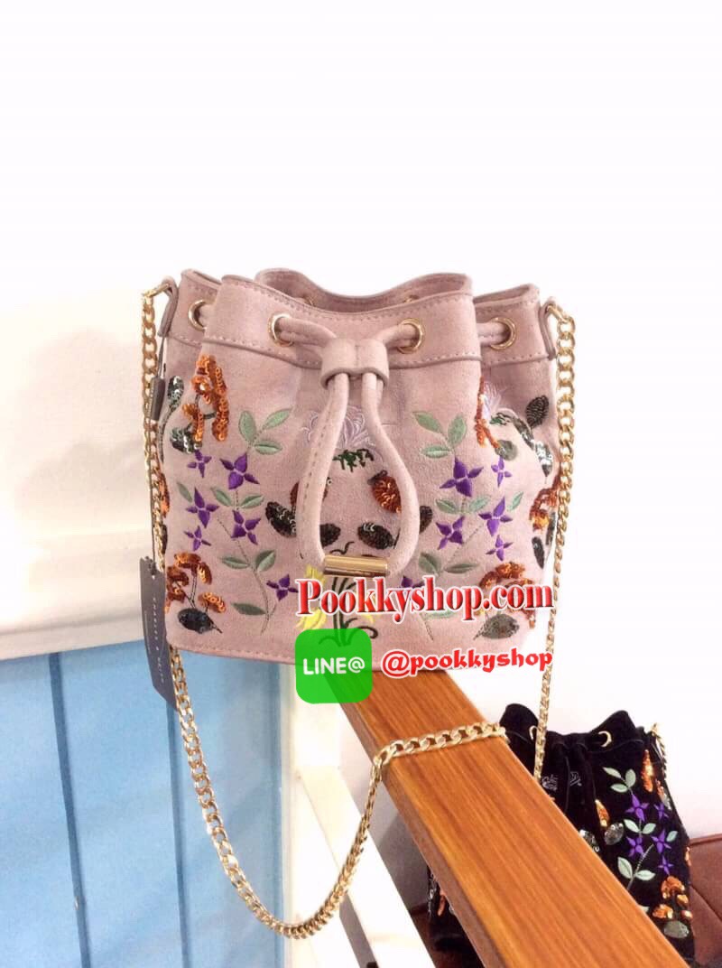 พร้อมส่ง ส่งฟรี EMS กระเป๋าสะพาย CHARLES & KEITH EMBELLISHED DRAWSTRING BAG SL2-20780488 ทรงขนมจีบ ปักลายดอกไม้ ชนชอป สิงคโปร์ 2018 สุด chic กระเป๋าผ้าผสมหนัง ปักลาย สีสันสวยงาม เปิดปิดด้วยหนังรูด อะไหล่ทองทั้งใบ สวย น่ารักกก!!! มากๆค่ะ นานๆจะผลิตออกมาวาง
