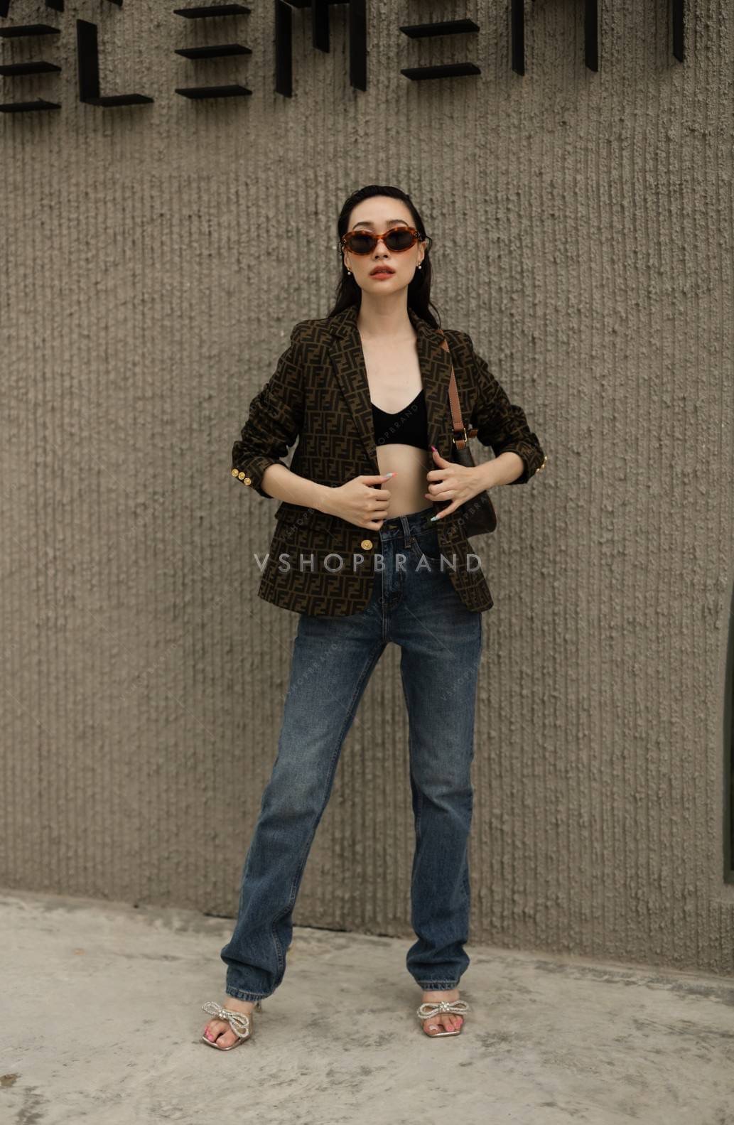 เสื้อสูทผ้าทอพิมพ์ลาย Fed.di ทรงเข้ารูป ผ่าหลัง มีกระเป๋า 2 ข้าง (ใช่งานได้จริง) แต่งกระดุมทองเพิ่มความหรู ทรงสวย ทางแบรนด์เลือกใช้ผ้าสูทเนื้อดีในการตัดเย็บ เย็บติด ซับใน คัตติ้งเนี้ยบ ทรงเป๊ะมากๆเลยค่ะ