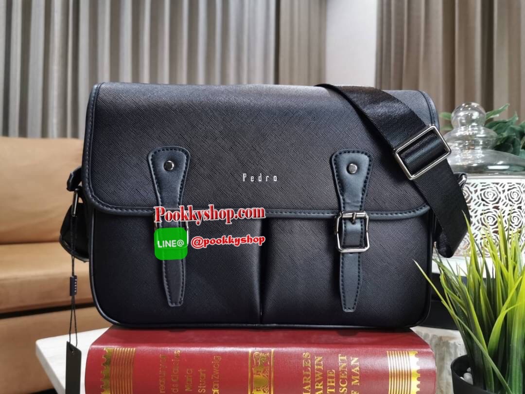 NEW ARRIVAL! PEDRO SAFFIANO MESSENGER BAG รุ่นใหม่ชนช็อปจาก Pedro แบรนด์ดังการันตรีคุณภาพด้วยเครือ Charles&Keith วัสดุหนัง Saffiano สวยหรูอยู่ทรงแข็งแรงไม่ย้วยเปิดปิดด้วยฝาปิดกระดุมแม่เหล็กพร้อมซิปด้านในสะดวกใช้ ด้านหน้าและด้านหลังยังมีช่องใส่ของ ขนาดกำลั