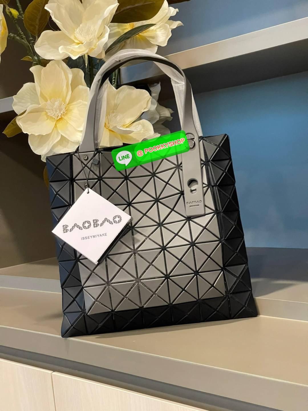 Baobao Issey Miyake Prism Kangaroo tote bag กระเป๋าถือทรงโท้ทที่ประดิษฐ์ขึ้นอย่างเชี่ยวชาญในญี่ปุ่น มาพร้อมแผงเรขาคณิตสำหรับการออกแบบที่ได้รับแรงบันดาลใจจากกระดาษพับ ซิลลูเอทอันเป็นเอกลักษณ์นี้ปิดท้ายด้วยสายรัดแบบอสมมาตร มีการพัฒนาโครงสร้างทรงสามเหลี่ยมเพ