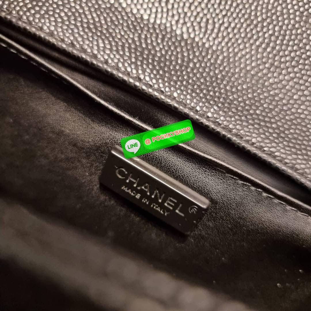 Chanel รุ่นสุดฮอต ดีไซน์อะไหล่ดำ เรียบหรูมากๆ!! วัสดุหนังลายคาร์เวีย ทรงคลาสสิคที่สาวๆห้ามพลาด!! ในราคาสุดจะคุ้มจากเคาน์เตอร์ dutyfree เปิด-ปิดกระเป๋าด้วยตัวล็อค ภายในโล่งกว้าง ไซส์ใหญ่ใส่ของได้เยอะ มีช่องแยกในกระเป๋า มาพร้อมสายสะพายโซ่สลับหนังรองบ่า (ถอด