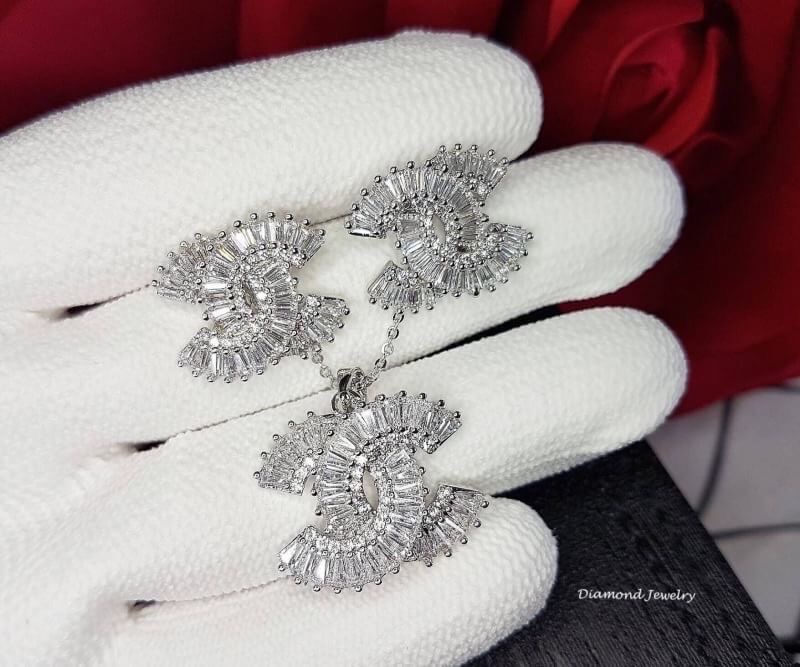 New Arrival !!!!! ชุดเซต Chanel Earring & Necklace งานเพชรปาเกต ประดับเพชร CZ แท้ งานสวยมากๆค่ะ เพชรสวยวิ้ง จัดมาเป็นชุดทั้งสร้อยและต่างหู ใส่เข้ากับชุดได้ทุกชุดทุกโอกาส ดูลุคคุณมากๆๆๆ ไม่มีเอ้าท์เลยจ้า งานน่ารักมากๆ พูดเลยย ชุดเซตนี้ ควรมีเก็บไว้ที่บ้านเ