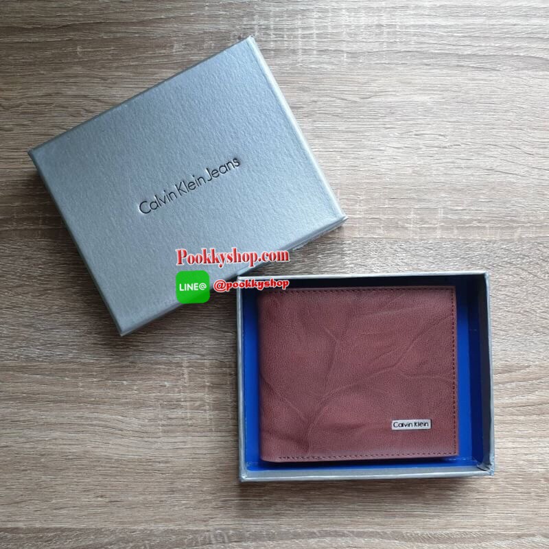 New arrival!!! พร้อมส่ง Calvin Klein Wallet กระเป๋าสตางค์แบบพับ 2 ตอนสำหรับผู้ชาย ตัวกระเป๋าเป็นหนังลวดลายโดดเด่นดูไม่จำเจ ด้านในมีช่องใส่บัตร ใส่ธนบัตรแยกเป็นสัดส่วน ไม่ว่าจะใช้เองหรือเป็นของขวัญก็คุ้มค่าน่าใช้มากค่า
