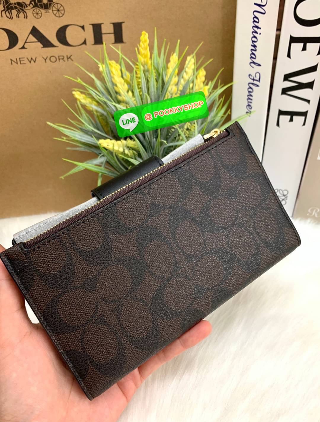 COACH TECH WALLET IN COLORBLOCK SIGNATURE ((C2874)) ✔️กระเป๋าเงินใบยาว หนังแท้ พร้อมสายคล้องมือในตัวค่ะ ✔️เปิดปิดด้านหน้าแบบฝากระดุม ภายในมีช่องใส่ธนบัตร2ช่อง ;สามารถใส่มือถือ iphone 10 xs max ได้เลยค่ะ ✔️มีช่องเสียบธนบัตร7ช่อง;พร้อมช