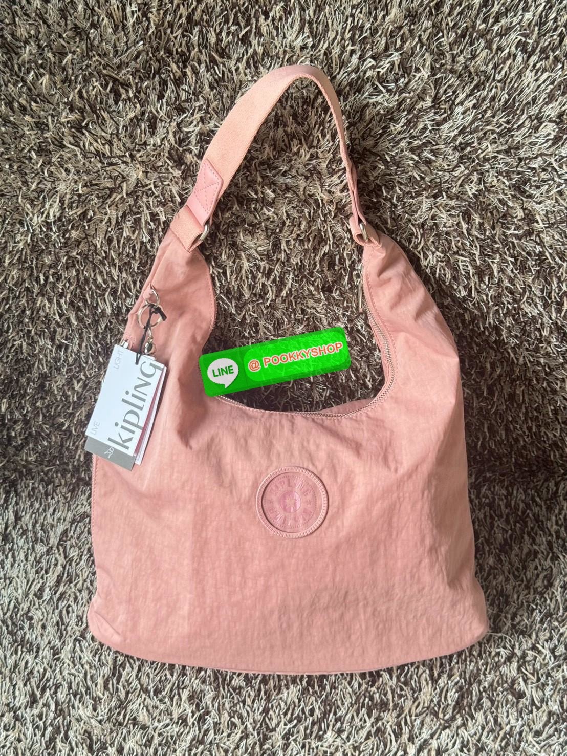 Kipling Eanna Zip กระเป๋าสะพายไหล่ดีไซน์ที่มาพร้อมสไตล์แบบจัดเต็ม เป็นแอคเซสเซอรีที่เข้ากับลุคไหนก็ได้อย่างลงตัว มาพร้อมช่องหลักปิดซิป ช่องจัดระเบียบด้านใน ช่องด้านข้าง รวมถึงช่องใส่ปากกาและสายคล้องกุญแจ เพิ่มความเป็นระเบียบสูงสุดในทุกการใช้งาน