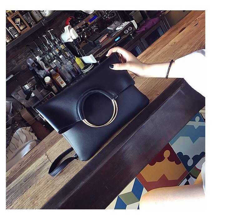 กระเป๋าสะพายข้างสีน้ำตาล กระเป๋าคลัชมือ แต่งห่วงทอง สวย แนว เท่ห์ๆคะ+กระเป๋าเล็ก ไซส์ลูก ด้านใน 2ชิ้น สุดคุ้ม สวยเก๋ มากคะ Size:ยาว29xสูง32xหนา4cm