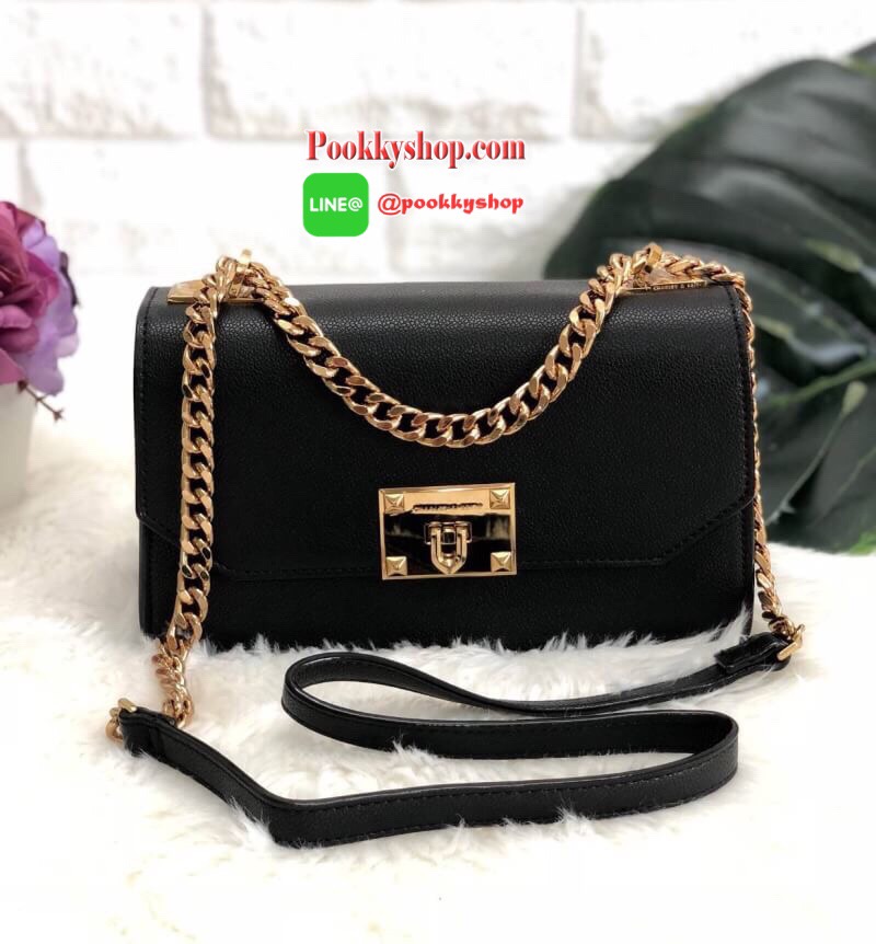 New in !!! CHARLES & KEITH CLASSIC FRONT FLAP CROSSBODY BAG ล็อตนี้อะไหล่แบบวินเทจ ใบจริงหรูมากค่ะ! กระเป๋าสะพายข้างหรือรวบสายเปลี่ยนแบบถือเก๋ๆ ก็ได้ค่ะ วัสดุหนังคาร์เวียร์ด้านตัดหนังกำมะหยี่ด้านข้างได้อย่างลงตัวสวยงาม เปิดปิดกระเป๋าแบบกดล็อคอะไหล่โลหะแบร