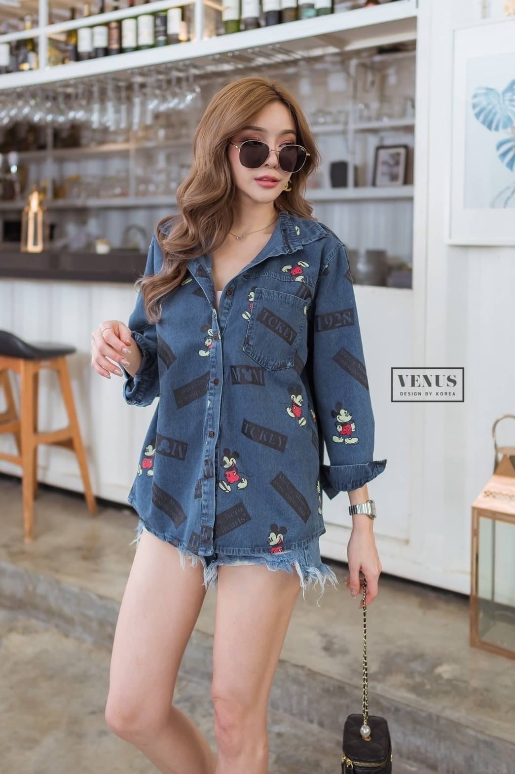 Restock 💙💙💙💙 I'm Lady By Venus Micky Jeans เสื้อเชิ๊ตผ้ายีนเนื้อดี สกีนลายการ์ตูนย์สุดน่ารัก งานสวยนะคะ แม๊ทกับกางเกงยีนขาสั้นก็น่ารักคะ