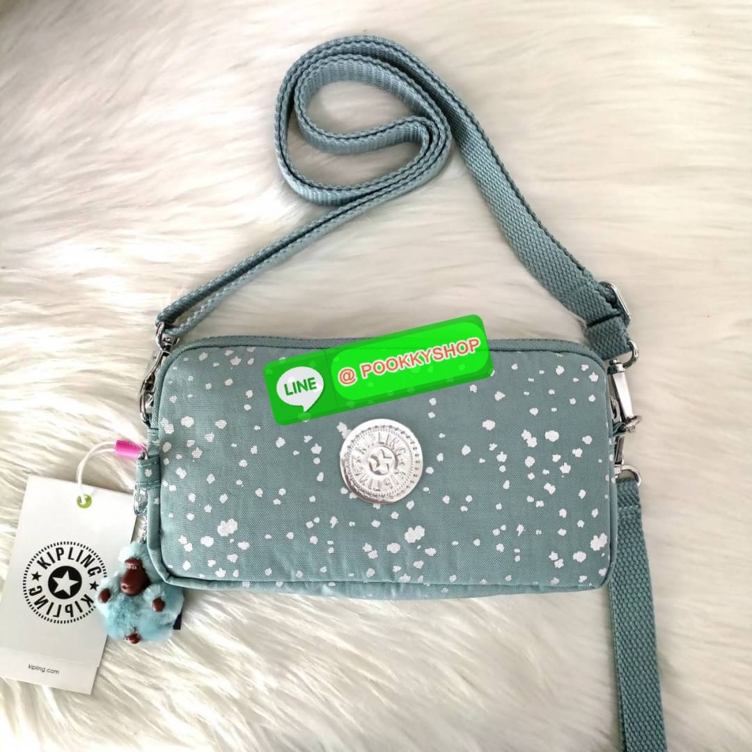 KIPLING 3 Monkey program Seoul up clutch & sling bag กระเป๋าคล้องมือ หรือ สะพายข้าง ขนาดเล็ก วัสดุ Nylon & Polyester 100% ใช้งานได้ 2 รูปแบบ มีสายสลับเปลี่ยนได้ทั้งแบบคล้องมือหรือสะพายข้าง เปิด-ปิดด้วยซิป ช่องหลักโล่ง มีช่องใส่บัตรด้านข้าง 6 ช่อง และช่องด