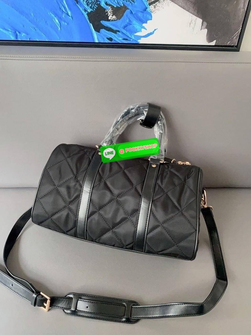 ต้อนรับปีกระต่าย ด้วยกระเป๋าทรงหมอน ยอดฮิต จากงานพรีเมี่ยมกิ้ฟจากแบรนด์ PRADA อะไหล่ทองทั้งใบ มีแท้กหนังด้านหน้าสวยหรู ด้านในเปิดปิดด้วยซิปยาว มีช่องซิปแยกอีกช่อง ใส่กระเป๋าวตางค์ยาว ไอแพดมินิได้เหลือๆเลยค่ะ มาพร้อมสายยาวหนัง แถมมีที่รองบ่าไม่เจ็บไหล่ สุด