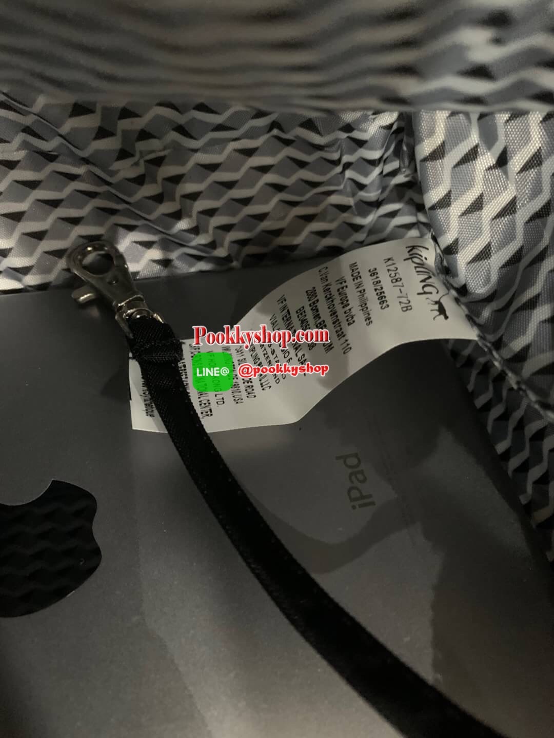 Kipling CAI Quilted Handbag with Extendable Strap อีกหนึ่งคอลเลคชั่นของMaydayมาในรูปแบบสะพายไหล่หรือสะพายข้าง มีช่องซิปใช้งานหลายช่อง ช่องใหญ่มีฐานกว้างสามารถจุของได้เยอะ ประดับพวงกุญแจเป็นเซ็ทของกระเป๋า สายสะพายปรับได้ฟรีไซส์ ขนาดกำลัง อีกหนึ่งรุ่นลิมิเต