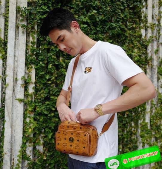 ð MCM KLASSIK CROSSBODY in Visetos( Small )āļāļĢāļ°āđāļāđāļēāļāļĢāļāļŠāļāļāļāļĩāđ Klassik āļāļĩāđāļĄāļĩāļĨāļąāļāļĐāļāļ°āļāļĢāļāļāļēāļĄāļāļ·āđāļ āļāļāļāđāļāļāļŠāđāļāļĨāđāļāļĨāļēāļŠāļŠāļīāļ āđāļāļĢāļāļŠāļĢāđāļēāļāļāļĢāļ°āđāļāđāļēāļāđāļģāļŦāļāļąāļāđāļāļēāļĄāļāļāļāļīāļŠāļĢāļ°āđāļŦāļāļ·āļāļāļąāđāļ āļāđāļēāđāļāđāļāļĨāļ·āļāļāļāļīāļ§āļĨāļēāļĒ Visetos āļāļąāļāđāļāđāļāđāļāļāļĨāļąāļāļĐāļāđāļāļāļmcm āđāļāļāļĩāđāļāļ·āļāđāļāļāđāļāļŠāļāļāļĢāļĩāđāđāļāļāđāļŪāļāļāđāļāļĢāļĩāļāļĩāđāļŠāļĄāļāļđāļĢāļāđāđāļāļāļāļĩ