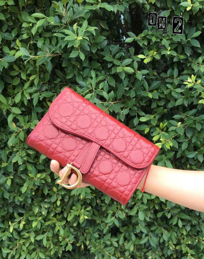 Dior clutch with Crossbody Bag Size 8 inch 🔺หนังวัว(leather) 🔺ด้านในมีช่องใส่นามบัตร ใช้เป็นกระเป๋าสตางค์ได้เลยค่ะ 🔺มีสายยาวโซ่ 1 เส้น (Have 1 chain)