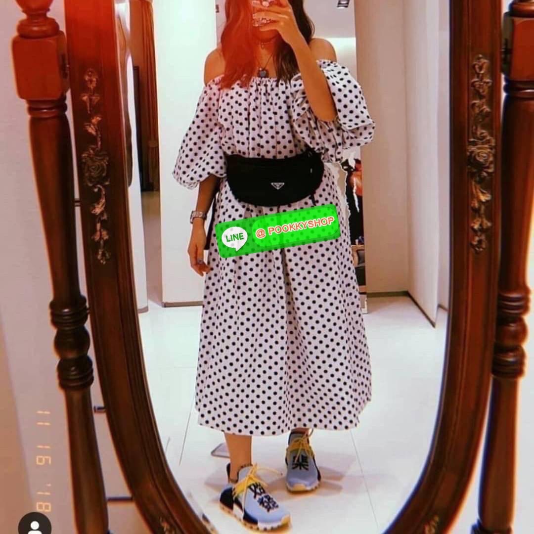 รุ่นยอดฮิต! กระเป๋าคาดอก น้ำหนักเบา ดีไซน์เป็นเอกลักษณ์ งานพรีเมียมสมนาคุณ prada ซึ่งเหมาะกับสายStreet มากๆค่ะ ทรงสาย จุของได้เยอะ ด้านหน้าประดับมีป้ายโลหะโลโก้แบรนด์ มีช่องซิปแยก อะไหล่สีเงินทั้งใบ ภายในปิดเปิดด้วยซิปมีที่จับหนังห้อย สามารถใส่กระเป๋าตังค