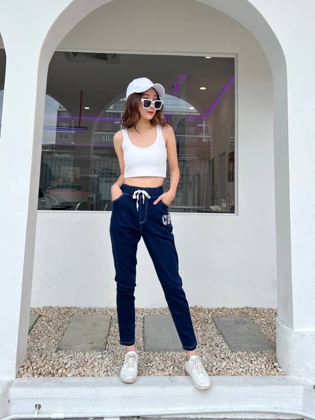 พร้อมส่ง!!! กางเกงยีน Dior งานป้ายแต่งแถบโลโก้กางเกงยีนยืด แต่งแถบปักโลโก้ เอวสม็อคสวยใส่สบายมาก ผ้ายืดเยอะคุณภาพดีมาก10/10 lable Dior