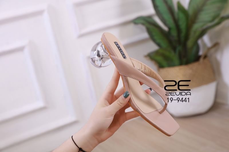 พร้อมส่งรองเท้าส้นกลม สวยหรู ดูเเพงเกินราคา สาวไฮห้ามพลาด งานอลังการเรียบหรู ทรงคีบหนังนิ่มอย่างดี งานดูเเพงเกินราคาดีเทลเด่นด้วยส้นเเก้ว น้ำดี ใสมาก