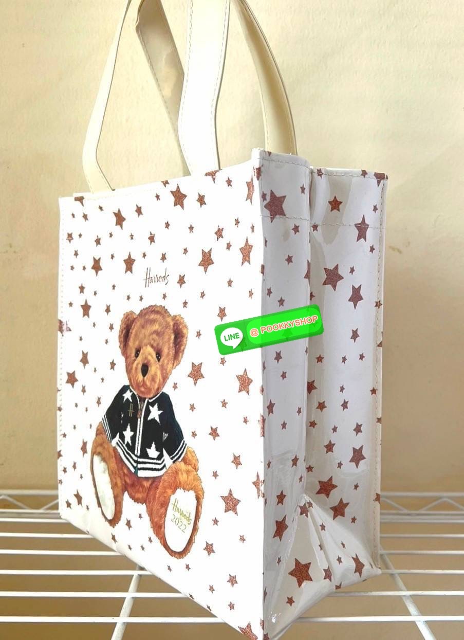 Don't Miss! Harrods London Top-handle Shopping Bag กระเป๋า Shopping แบรนด์ดังจากอังกฤษไอเท็มยอดนิยมวัสดุ PVC+Polyester 100% ของแท้เนื้อหนาอยู่ทรงกันน้ำ ขนาดกำลังดี น้ำหนักเบา เปิดปิดด้วยซิปสะดวกใช้ภายในกว้างและจุ มีโลโก้แบรนด์และมีช่องซิปเล็ก1ช่องสาม