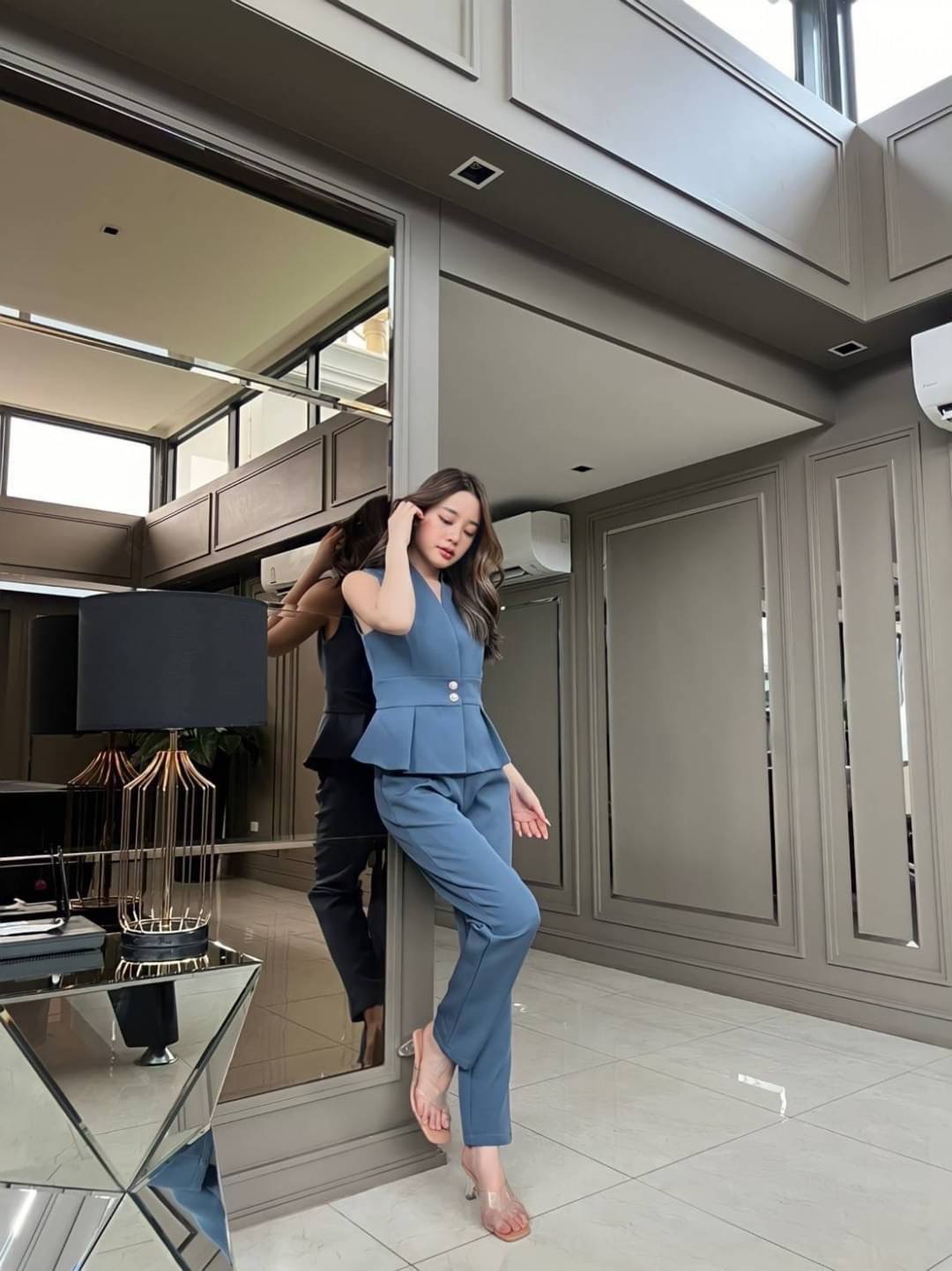 เสื้อทรงยาวงานกระดุมหน้าเก็บซับในทั้งตัวปลายเสื้อจับจีบ แพทเทิร์นสวยเข้ารูป ช่วงอกมีกระดุมกด แมทช์คู่กับกางเกงขายาวกึ่งเดฟ ทรงสวยไม่รัดขาเกินไป เนื้อผ้าพื้นเกรดพรีเมียมทั้งชุด ลุคนี้เสริมบุคลิกผู้สวมใส่ให้สวยเป๊ะ แบบเซเลปแน่นอนค่า