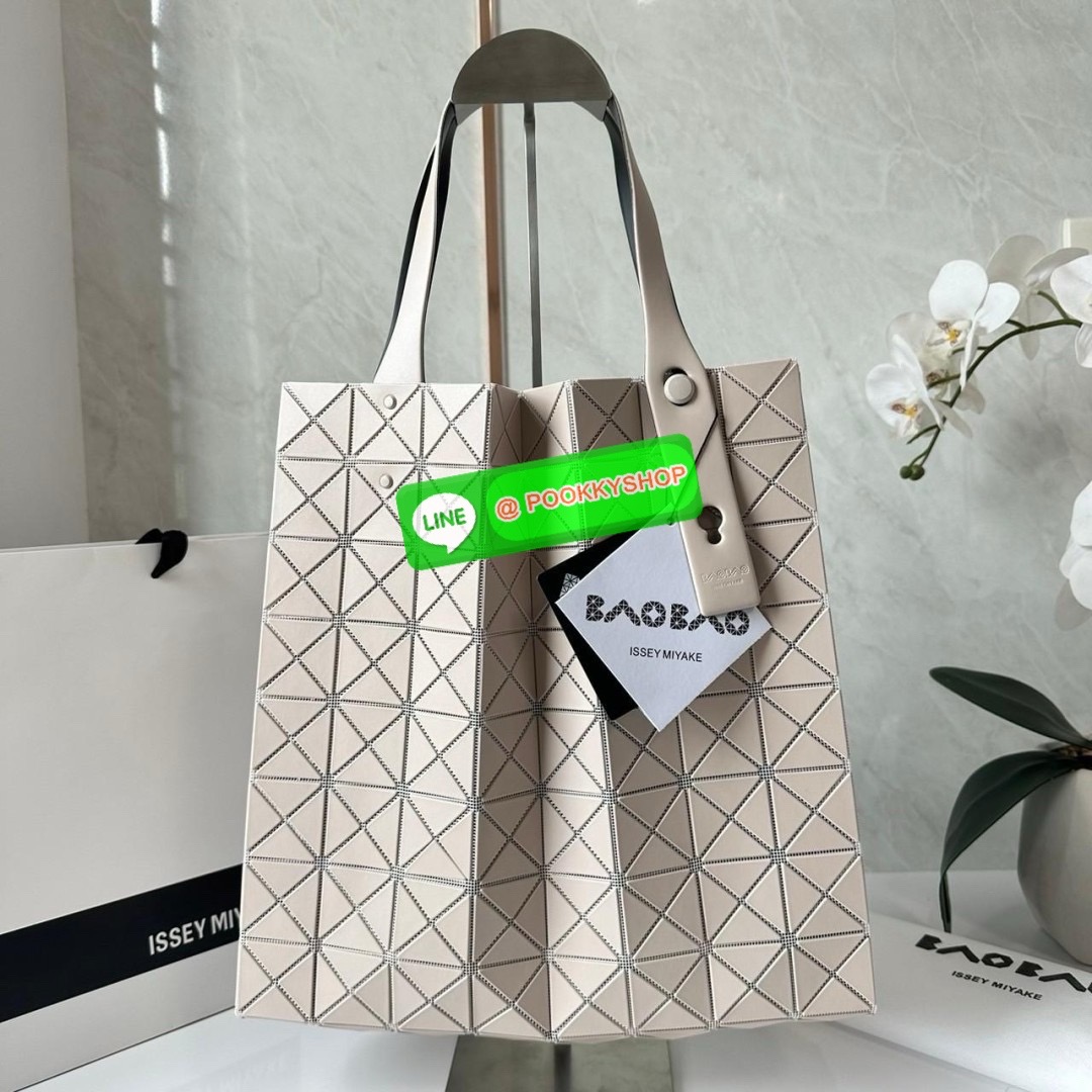 BAO BAO PRISM PLUS Handbag (Large) 🔖กระเป๋าถือจากแบรนด์ BAO BAO ISSEY MIYAKE ดีไซน์คลาสสิกทรงสี่เหลี่ยม มาพร้อมลวดลายสามเหลี่ยมที่มีมิติ 🔖วัสดุ: โพลีเอสเตอร์ ผสมหนัง 🔖 ปากกระเป๋าเปิด ซับในเป็นไนลอน มีช่องกระเป๋าด้านในและหูหิ้วกระเป