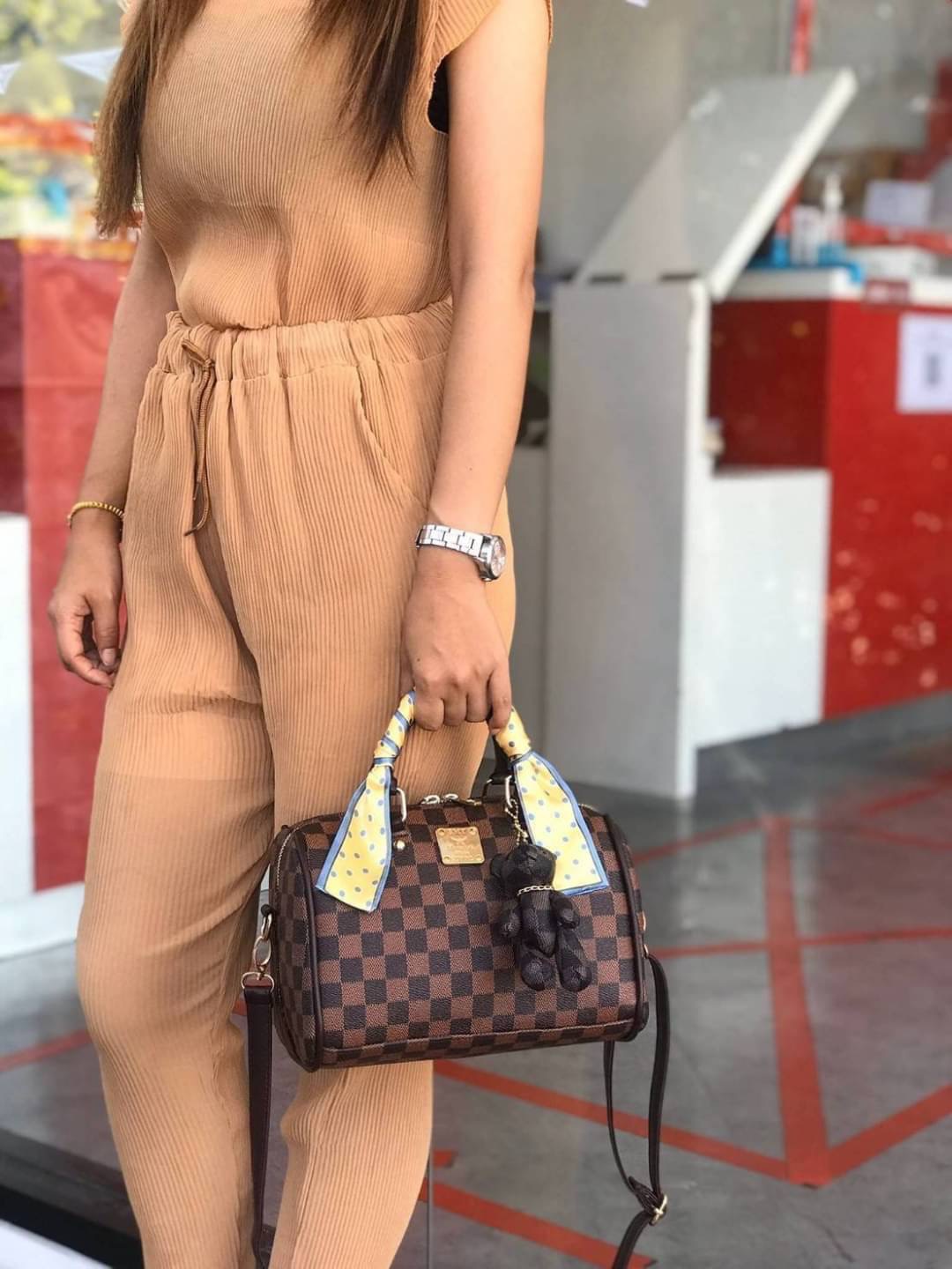 MS048 Be Bear Style My Fashion Bag หมีหมอนใหม่ !! มาแล้วค่าา ไฉไลสุดๆกับกระเป๋า shumiya ทรงหมอนสุดฮิตใบนี้ ด้านหน้าติดโลโก้แบรนด์อย่างดี มาพร้อมผ้าพันหูสุดน่ารัก ขนาดกระทัดรัดกำลังพอดี ได้ลุคคุณหนู cute สุดๆค่ะ !!! คล้องแขนได้ สะพายข้างได้ มีสายสะพายยาวถอ